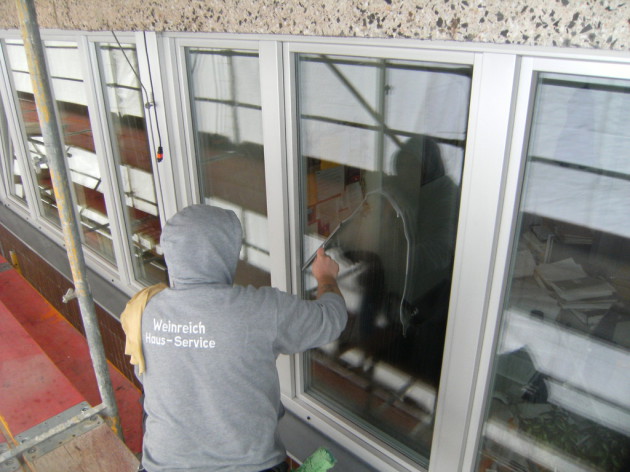 Fensterputzer bei der Fensterreinigung in Berlin-Mitte