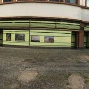 Folienentfernung an einer Glasfront im Deutschlandhaus Berlin