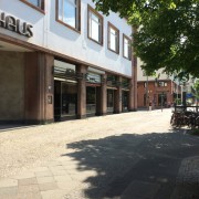Gereinigte Schaufenster nach der Folienentfernung im Deutschlandhaus