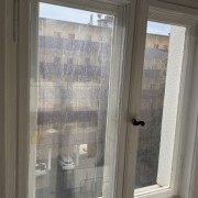 Vor der Fensterreinigung einer Altbauwohnung in Berlin-Charlottenburg
