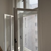 Geöffnetes Altbaufenster vor der professionellen Fensterreinigung in Berlin-Charlottenburg