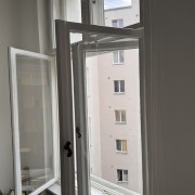 Geöffnetes Altbaufenster nach der professionellen Fensterreinigung
