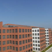 Professionelle Fensterreinigung in einem Bürogebäude
