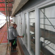 Fensterputzer bei der Fensterreinigung in Berlin-Mitte