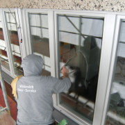 Fensterputzer bei der Reinigung von Fenstern in Berlin-Mitte